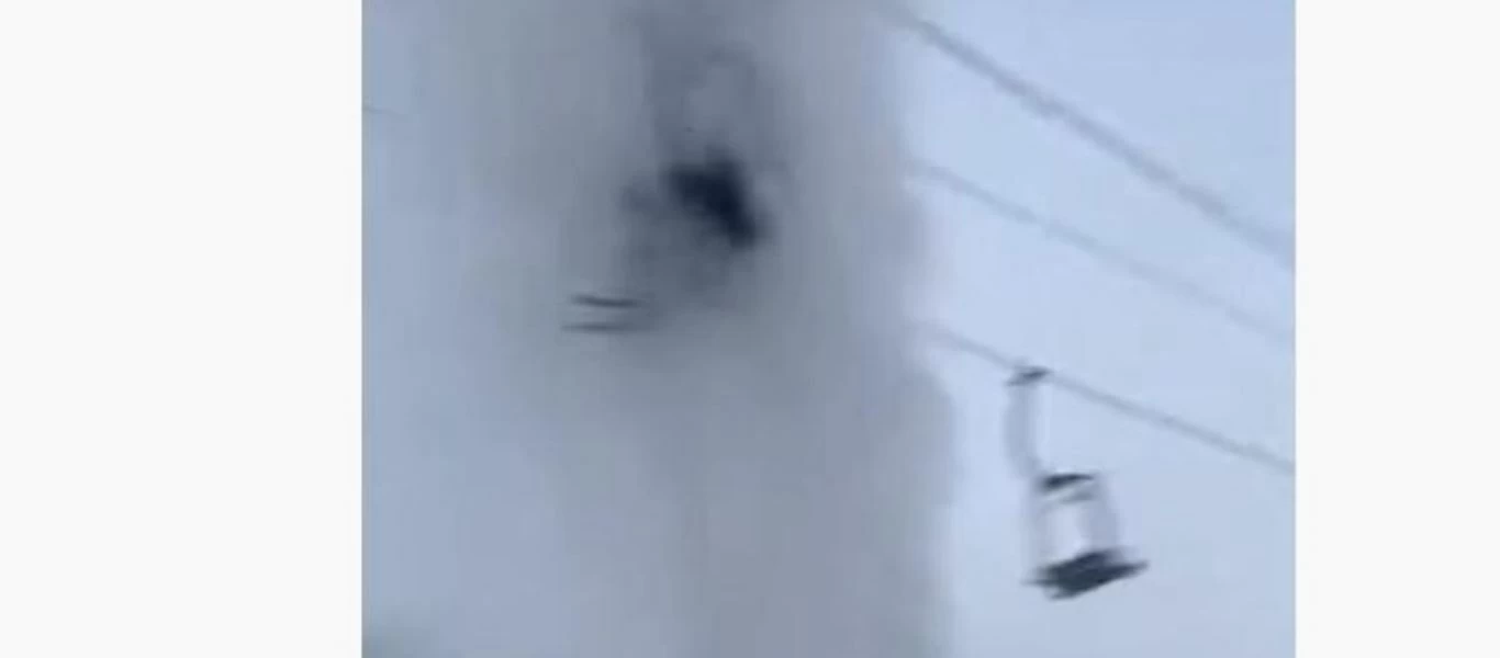 Δεν το λες και... «τύχη βουνό»: Πίδακας νερού κατέβρεχε για ώρα σκιέρ που εγκλωβίστηκε σε λιφτ (βίντεο)
